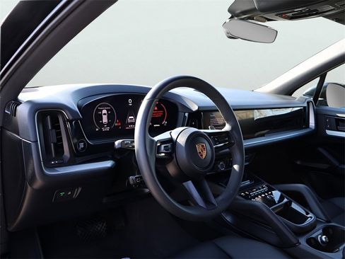 Used 2025 Porsche Cayenne w/ Premium Package image 4