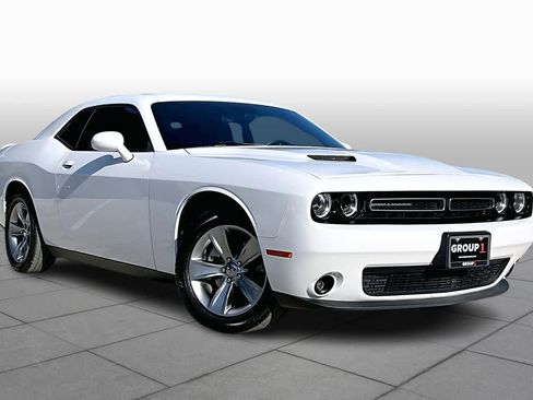 Used 2022 Dodge Challenger SXT w/ Driver Convenience Group image 2