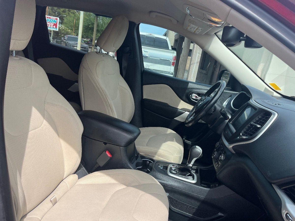 Used 2017 Jeep Cherokee Latitude w/ Comfort/Convenience Group FWD image 35