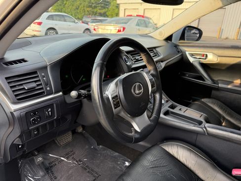 Used 2013 Lexus CT 200h w/ Premium Pkg w/Backup Camera FWD image 17