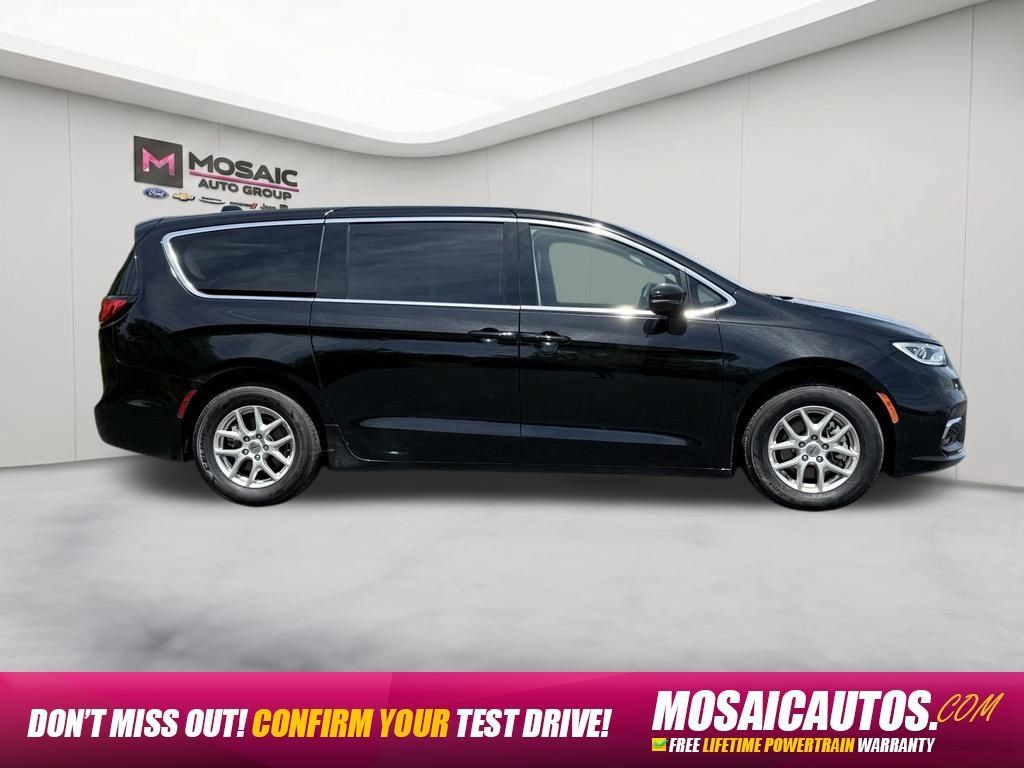 Used 2024 Chrysler Pacifica Touring-L FWD image 8