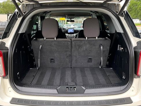 Used 2023 Ford Explorer XLT AWD/4WD image 38