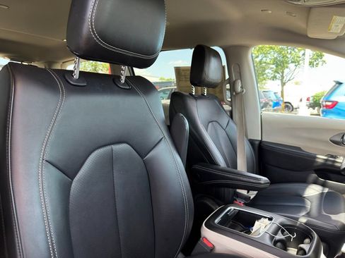 Used 2024 Chrysler Pacifica Touring-L FWD image 34