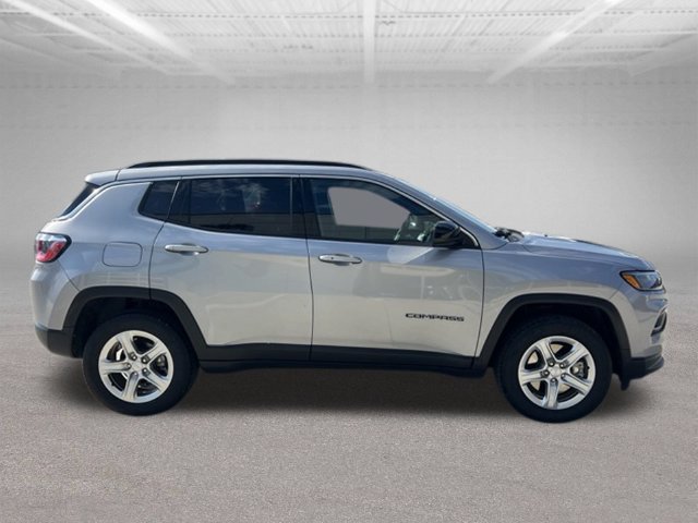 Used 2024 Jeep Compass Latitude w/ Convenience Group AWD/4WD image 7