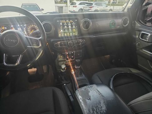 Used 2018 Jeep Wrangler Unlimited Sahara AWD/4WD image 10