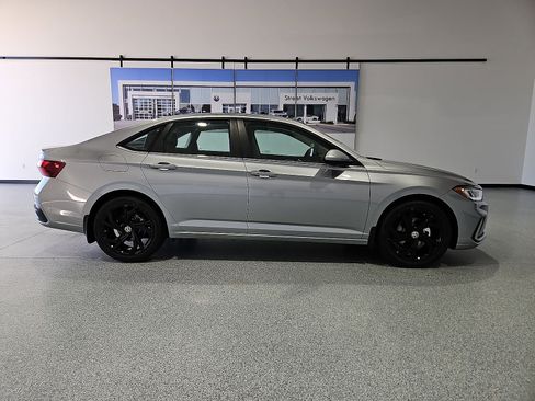 New 2026 Volkswagen Jetta SE FWD image 10