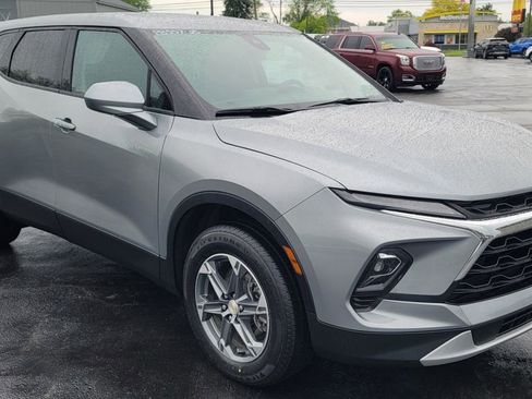 Used 2025 Chevrolet Blazer LT AWD/4WD image 2