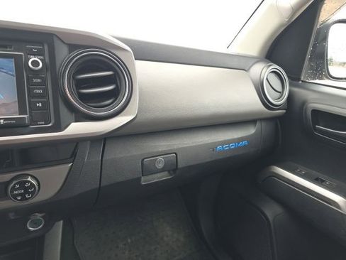 Used 2016 Toyota Tacoma SR5 w/ SR5 Appearance Package (SN) image 17