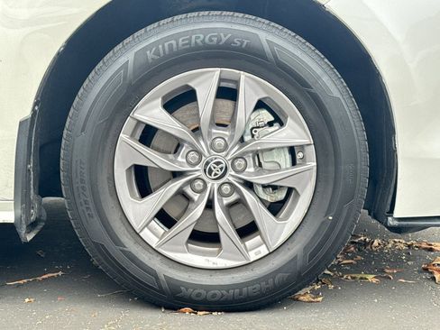 Used 2021 Toyota Sienna XLE w/ XLE Plus Package image 4