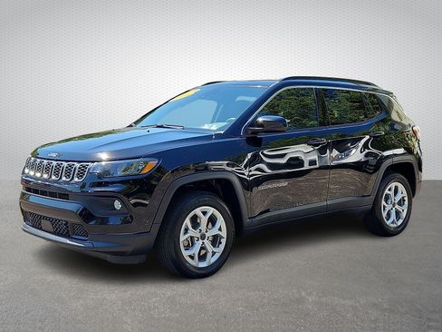 Certified 2025 Jeep Compass Latitude w/ Convenience Group AWD/4WD image 3