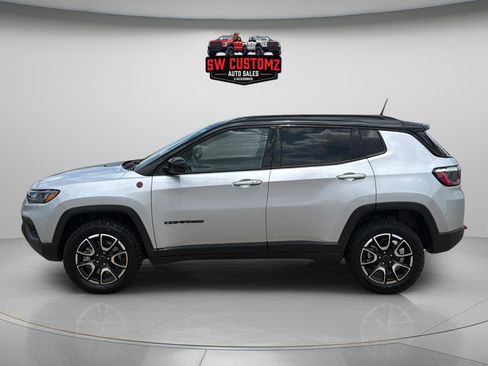 Used 2025 Jeep Compass Trailhawk AWD/4WD image 4
