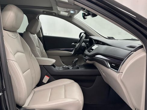 Used 2023 Cadillac XT4 Luxury w/ Cold Weather Package AWD/4WD image 18