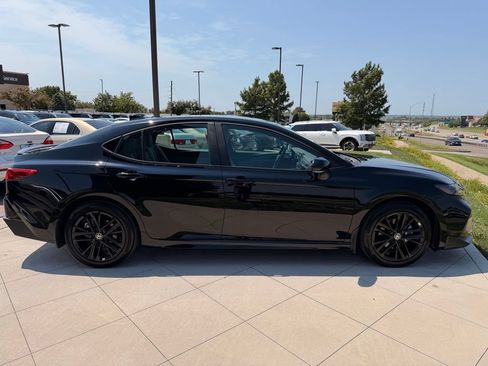 Used 2025 Toyota Camry SE AWD/4WD image 10