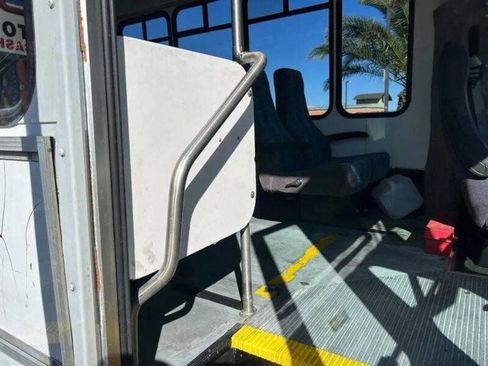 Used 2006 Ford E-350 and Econoline 350 Super Duty image 38