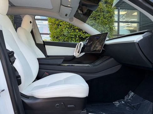 Used 2021 Tesla Model Y Long Range image 33