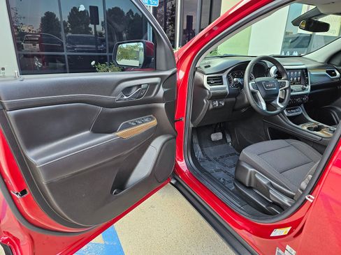 Used 2023 GMC Acadia SLE image 15