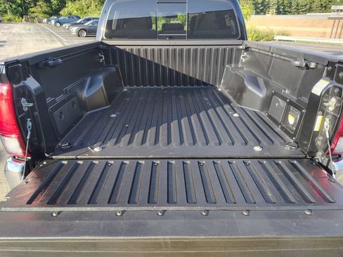 Used 2017 Toyota Tacoma TRD Off-Road w/ Tow Package (A/T) AWD/4WD image 17