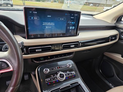 Used 2021 Lincoln Nautilus Reserve w/ Equipment Group 201A image 9