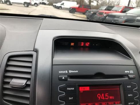 Used 2011 Kia Sorento LX image 16