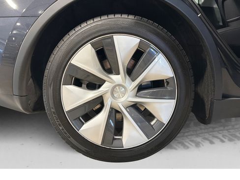 Used 2024 Tesla Model Y Long Range RWD image 48
