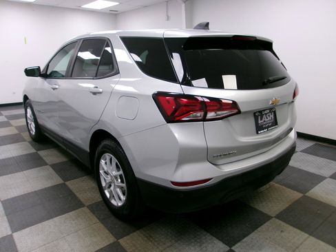 Used 2022 Chevrolet Equinox LS w/ LS Convenience Package FWD image 2