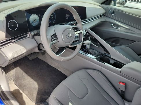 Used 2023 Hyundai Elantra SEL w/ Convenience Package image 3