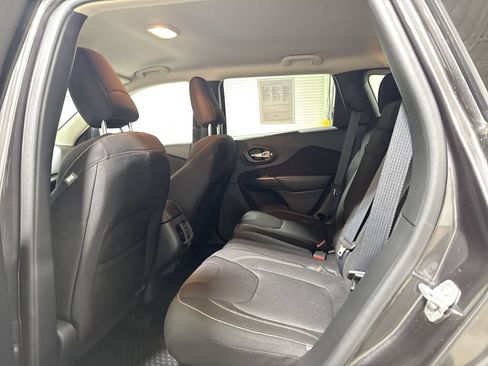 Used 2016 Jeep Cherokee Latitude w/ Cold Weather Group AWD/4WD image 22