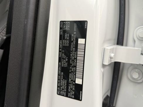 Certified 2023 Volvo XC60 B5 Ultimate w/ Climate Package image 28