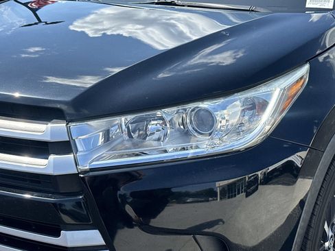 Used 2019 Toyota Highlander XLE FWD image 11