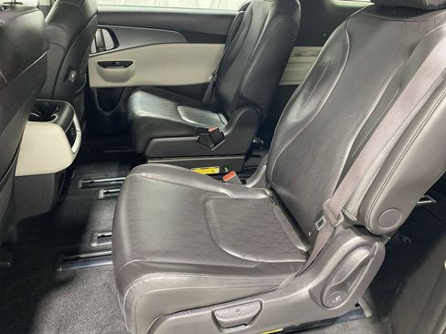 Used 2024 Kia Carnival LX image 24