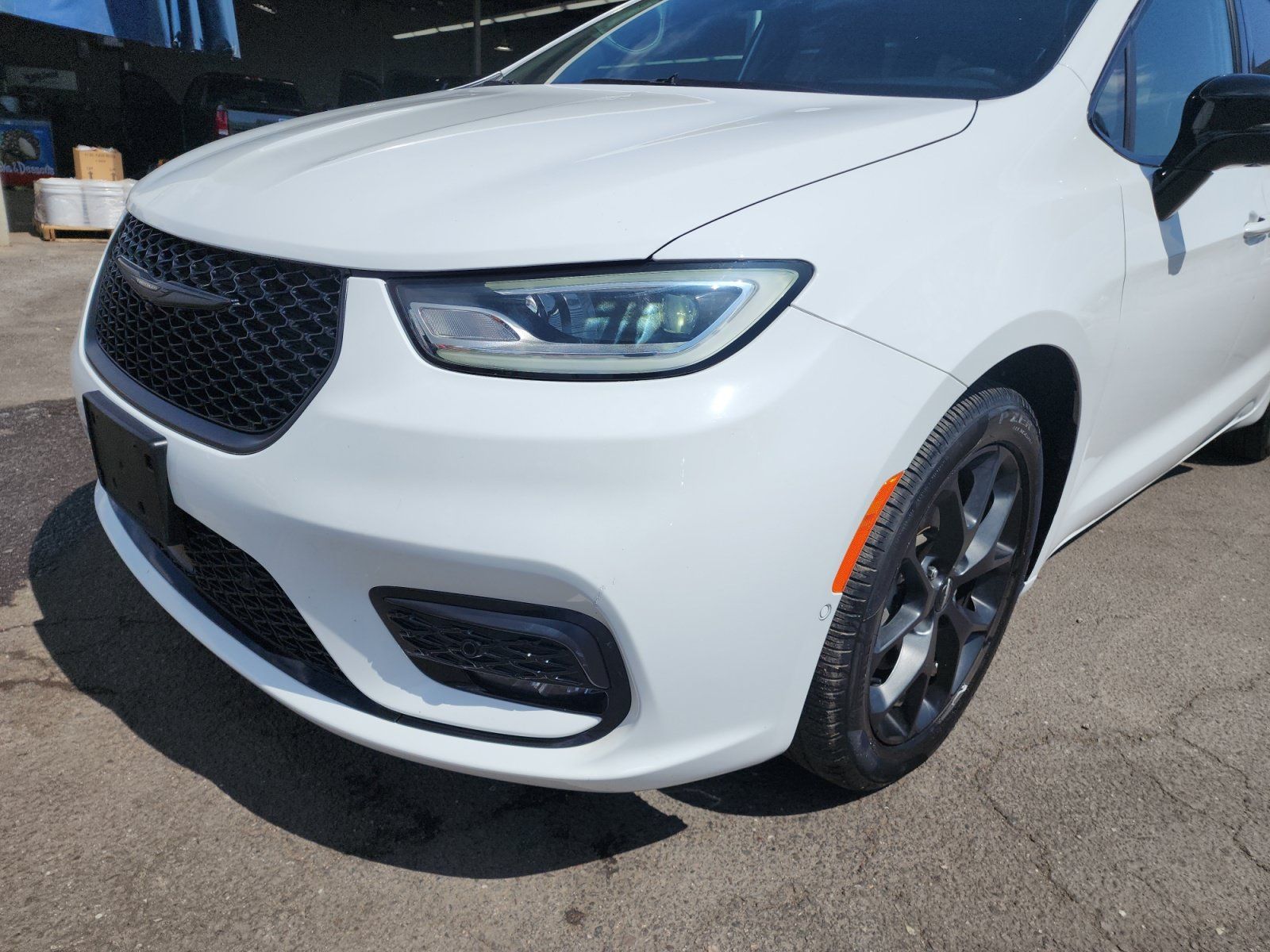 Used 2023 Chrysler Pacifica Limited w/ S Appearance Package FWD image 11