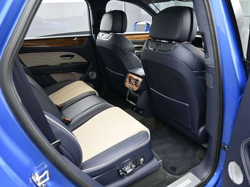 Used 2025 Bentley Bentayga image 31