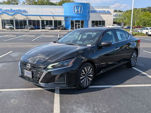 Used 2024 Nissan Altima 2.5 SV FWD image 7