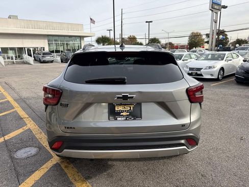 Used 2025 Chevrolet Trax LT w/ LT Convenience Package image 7