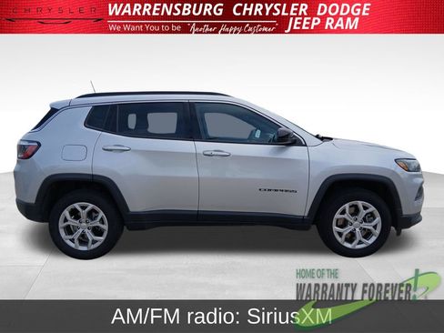 Used 2024 Jeep Compass Latitude AWD/4WD image 3