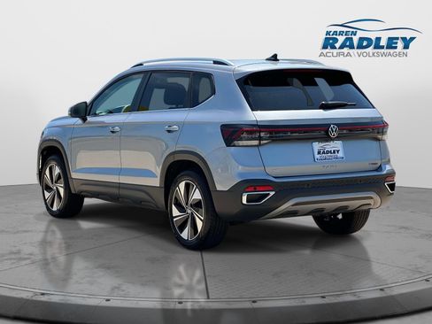 Certified 2025 Volkswagen Taos SE AWD/4WD image 4