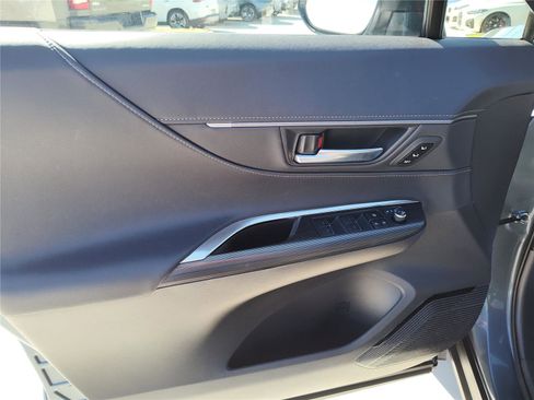 Used 2024 Toyota Venza XLE image 16