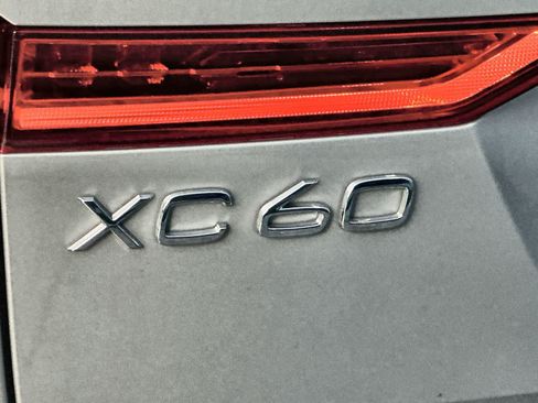 Used 2025 Volvo XC60 B5 Plus AWD/4WD image 15