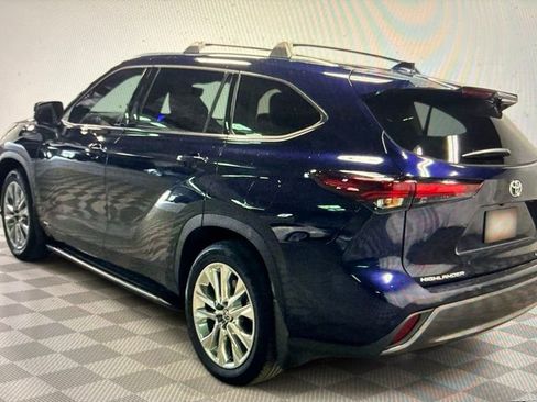 Used 2025 Toyota Highlander Limited AWD/4WD image 2
