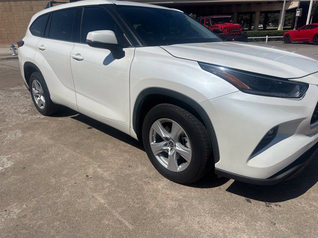Used 2021 Toyota Highlander LE FWD image 1