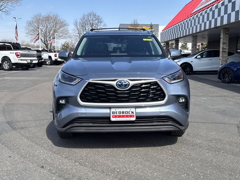 Used 2021 Toyota Highlander XLE image 2