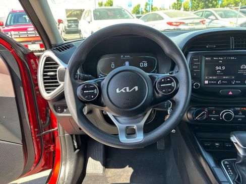 Used 2025 Kia Soul LX w/ LX Technology Package FWD image 25
