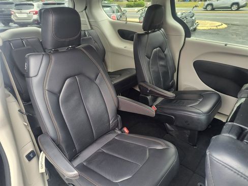 Used 2018 Chrysler Pacifica Touring-L Plus FWD image 23