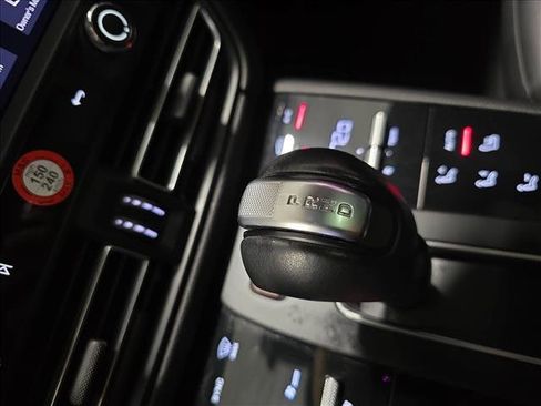 Used 2025 Porsche Macan AWD/4WD image 25