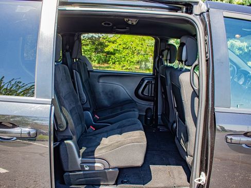 Used 2019 Dodge Grand Caravan SE FWD image 17