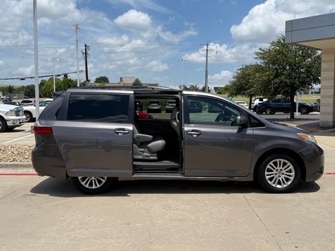Used 2015 Toyota Sienna XLE w/ XLE Navigation Package FWD image 10