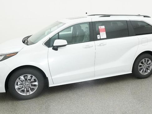 New 2026 Toyota Sienna XLE FWD image 38