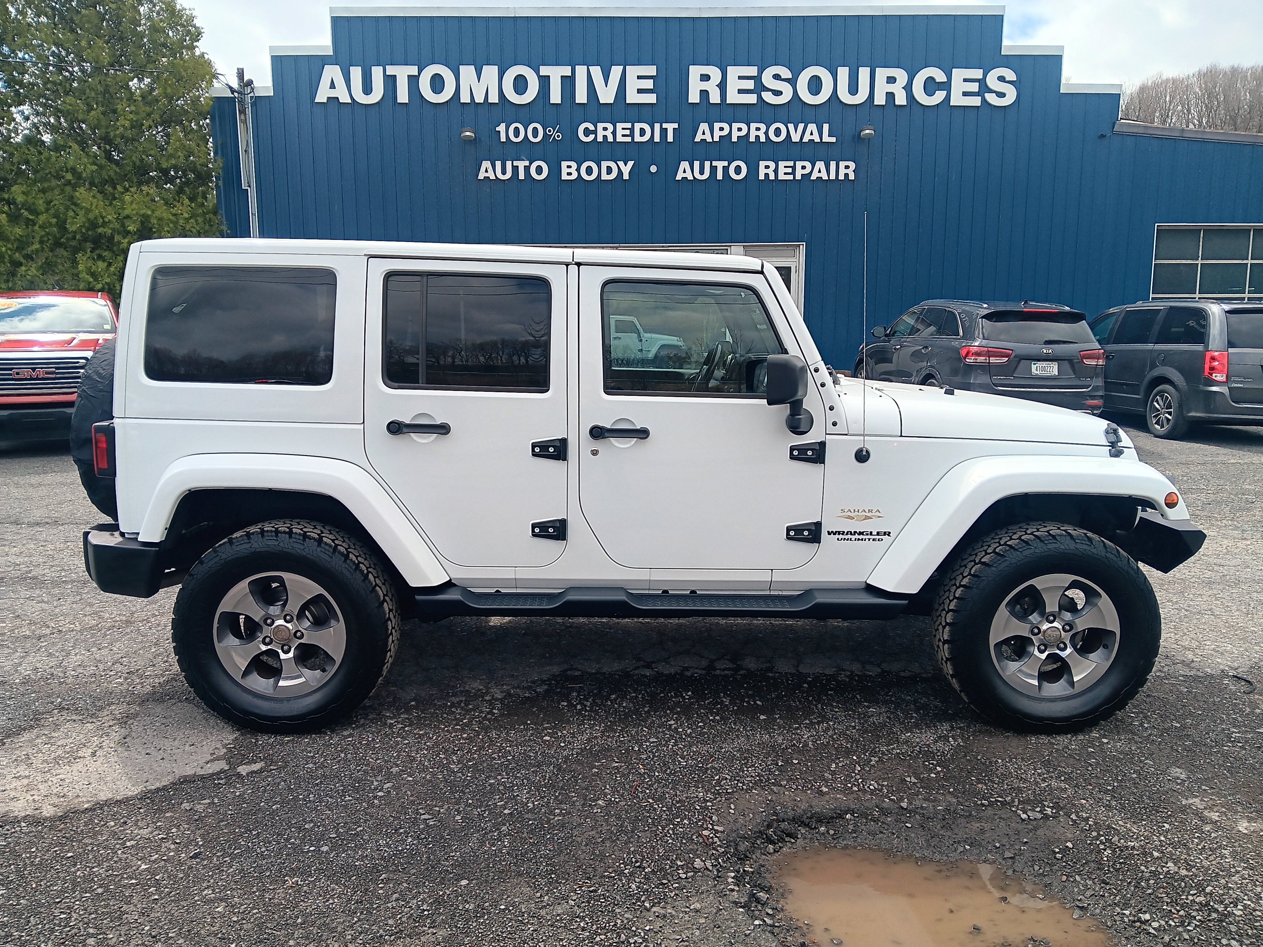 Used 2015 Jeep Wrangler Unlimited Sahara w/ Connectivity Group AWD/4WD image 6
