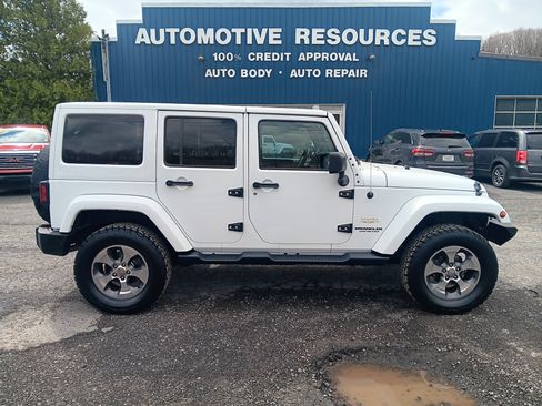 Used 2015 Jeep Wrangler Unlimited Sahara w/ Connectivity Group AWD/4WD image 6