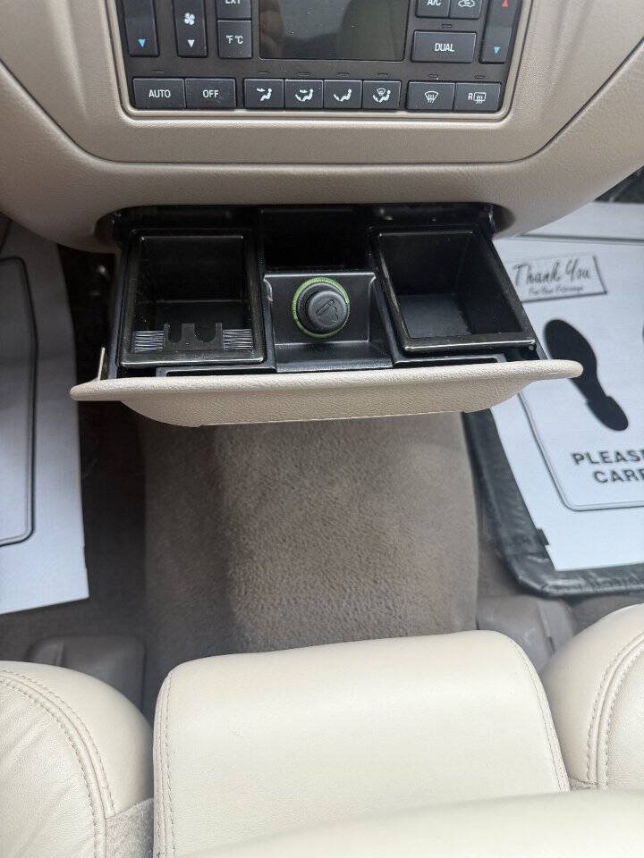Used 2005 Lincoln Town Car Signature Limited RWD image 21